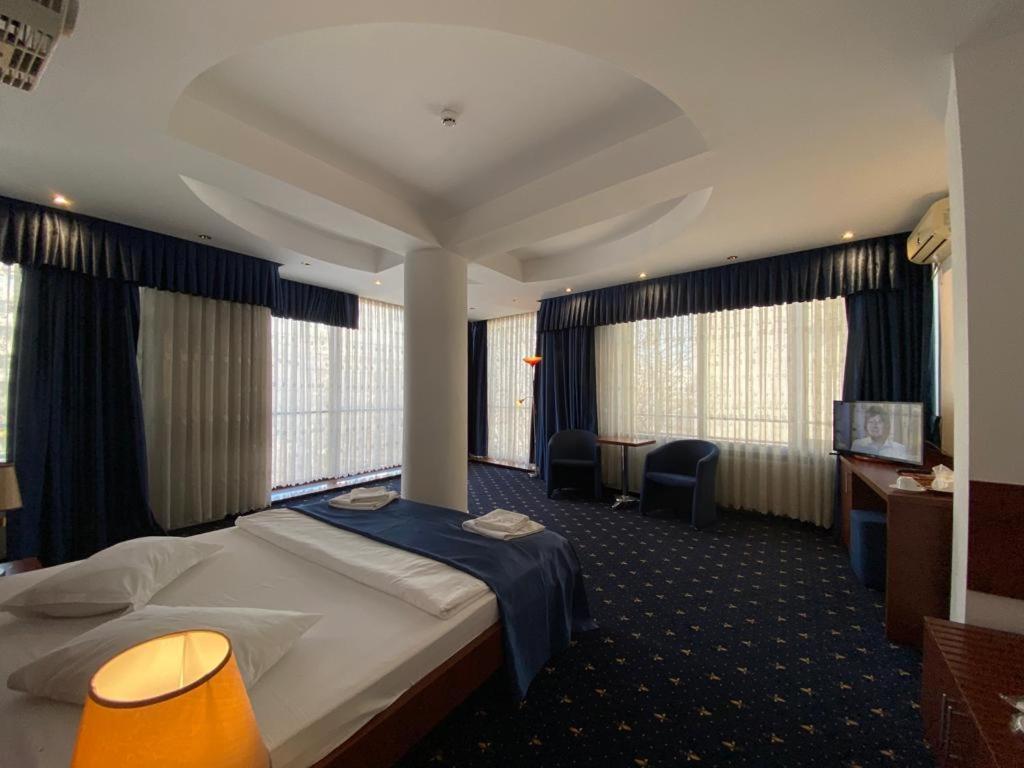 Samaa Hotel Boekarest Buitenkant foto